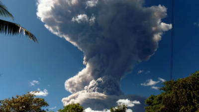 La Dirección General de Protección Civil de El Salvador declaró alerta amarilla y evacuaciones preventivas en los alrededores del volcán Chaparrastique.