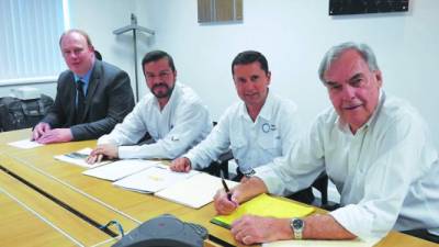 Simon Mulquen, Fernando Cáceres, Fernando Santiago y Jorge Vicente, de Innospec y Terra Petróleo, durante la firma.