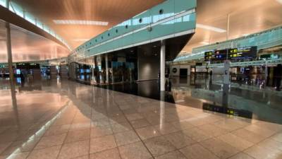 Una vista general de la terminal de llegadas internacionales en el Aeropuerto Internacional de El Prat en Barcelona hoy 17 de marzo de 2020. Muchos países del mundo han restringido los viajes como medida preventiva contra la propagación del coronavirus COVID-19.