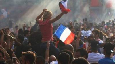 Mujeres francesas sufrieron abusos sexuales durante la celebración euforica en París.