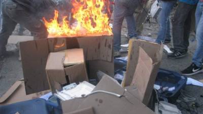 El material dispuesto para la elección de la Constituyente el domingo fue pasto de las llamas.
