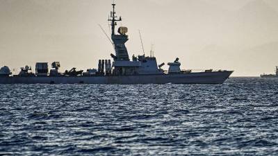 Un barco misilístico de la marina israelí patrulla en el Mar Rojo frente a la costa de la ciudad portuaria de Eliat.