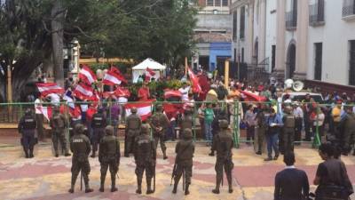 Militares y policías acordonan las afueras del Congreso Nacional. Simpatizantes Liberales han llegado al lugar.