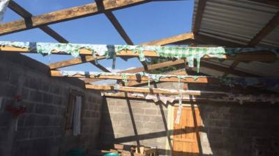 Una de las casas afectadas por los vientos en San Francisco de Ojuera.