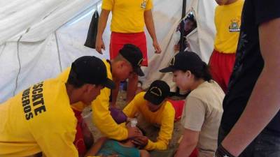 Los rescatistas proporcionan los primeros auxilios a la víctima.