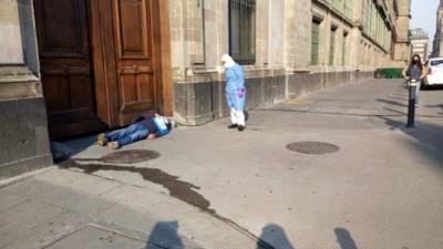 Personal sanitario busca trasladar al enfermo de coronavirus hacia un centro asistencial./Reforma.