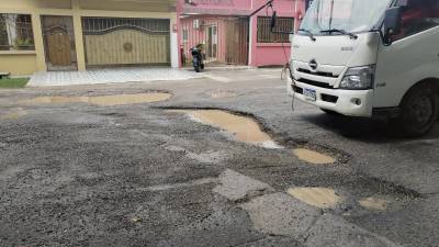 Unos tres kilómetros de calle de acceso al muelle de cabotaje están severamente dañados. Turistas que viajan a Islas de la Bahía también se ven afectados por los imnumerables baches.