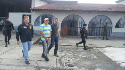 El extraditado Franklyn Alvarado al momento de ser conducido por agentes de la DEA.