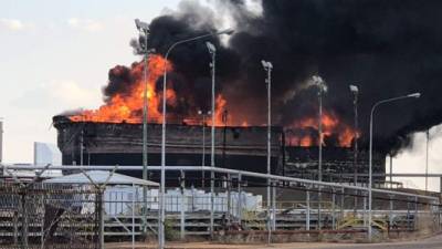 El incendio afectó tres tanques de almacenamiento en una instalación de la estatal venezolana PDVSA. Foto: Twitter