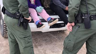 Agentes de la Patrulla Fronteriza mientras atienden a unos niños en un punto del área conocido como Quitobaquito.