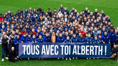 Jugadores, cuerpo técnico, staff y empleados del equipo masculino y femenino del Girondins, se hicieron presentes a la sede del club y con una pancarta mandaron un mensaje a Alberth Elis.