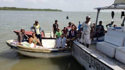 Familiares llegan para identificar los cuerpos de sus parientes.