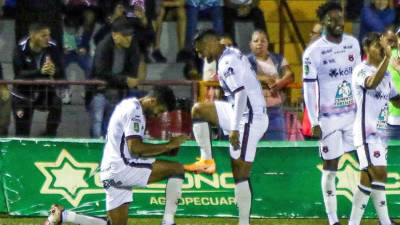 Alex López fue felicitado por sus compañeros del Alajuelense tras el golazo que hizo ante Santos de Guápiles.
