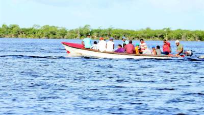 Personas se transportan en lancha en Puerto Lempira, el 11 de noviembre de 2021 en el departamento de Gracias a Dios (Honduras).