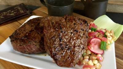 Acompañe el filete de res con una ensalada.