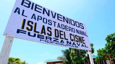 Cartel de bienvenida en la isla del Cisne.