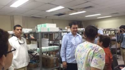 Juan Orlando Hernández cuando recorría la farmacia del hospital Mario Rivas.