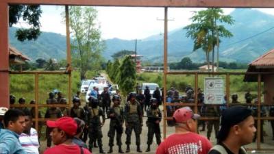 El desalojo policial fue pacífico en la aldea de Zamora.