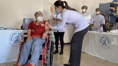 Doña Elizabeth Castillo de 91 años fue la primera persona en Costa Rica en recibir la vacuna contra la COVID-19.