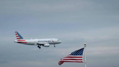 Un avión de American Airlines se acerca al Aeropuerto Nacional Ronald Reagan de Washington, en Arlington, Virginia. Estados Unidos.