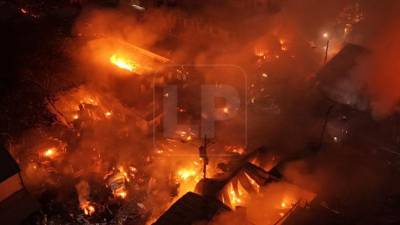 La noche del 29 de diciembre quedará grabada en la memoria de comerciantes y vecinos del mercado Medina, en San Pedro Sula. Un voraz incendio, registrado a la altura de la 6 Calle, redujo a cenizas el esfuerzo de toda una vida y sumió en el llanto a decenas de familias.