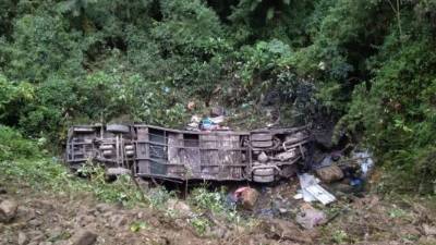 El autobús cayó por un precipicio de una profundidad de 150 metros.