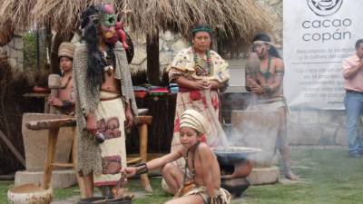 Representación de las antiguas técnicas mayas de elaboración de chocolate durante feria del cacao.