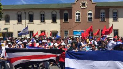 Costarricenses y nocaragüenses marcharon juntos en San José este sábado.