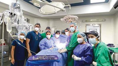 Logro. El equipo médico operó a una madre de 25 años procedente de Santa Bárbara.