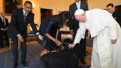 El presidente estadounidense Barack Obama y su esposa Michelle, le presentaron al Papa Francisco a toda su familia, incluyendo sus perros, Bo y Sunny, la imagen acaparó la atención de la prensa estadounidense.