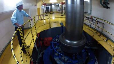 La casa de máquinas es subterránea, con una extensión de 110 metros y puede albergar ocho turbinas que producen entre 75 y 100 megavatios, pero solo operan cuatro.