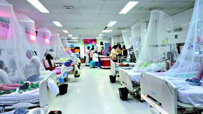 <b>Las salas de los hospitales públicos están abarrotadas de pacientes con dengue.</b>