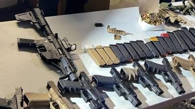 Las armas y munición fueron hallados en varias cajas.