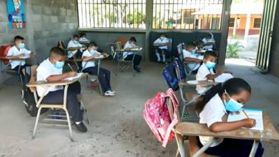 En las imágenes compartidas por Unicef en sus redes sociales se ve a los pequeños usando mascarillas y sentados en las aulas con el debido distanciamiento.