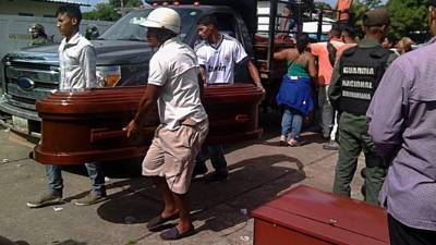 Parientes y amigos llegan a la morgue de Puerto Ayacucho para recoger los cuerpos de sus familiares fallecidos el miércoles en un motín en una cárcel del estado de Amazonas.