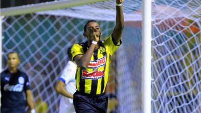 Así celebró Bryan Róchez su primer gol en un clásico contra Olimpia.