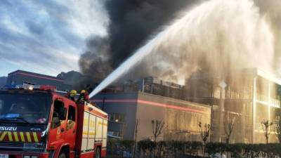 Bomberos trabajaron toda la noche para sofocar el fuego. Foto: AFP