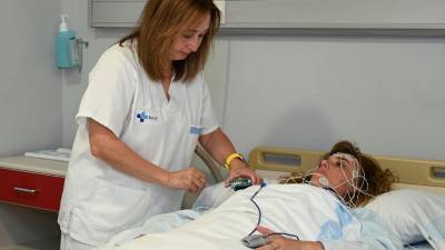 Una doctora prepara a una paciente para una prueba para diagnosticar apnea. Imagen de archivo de EFE.