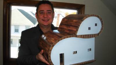 Celeo Guifarro promueve un proyecto de viviendas prefabricadas en Estados Unidos.