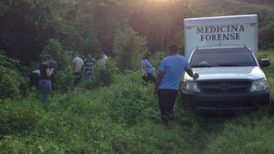 La víctima vestía una camisa verde con rayas blancas, un pantalón jeans azul y unos calcetines grises.