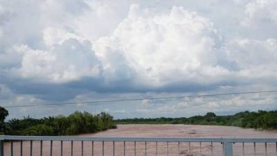 Fotografía de archivo de una crecida del río Ulúa en El Progreso, Yoro.