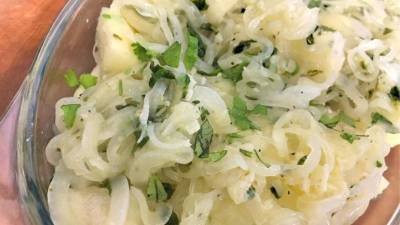 Colocar la yuca en un recipiente y verter sobre esta el mojo de ajo.