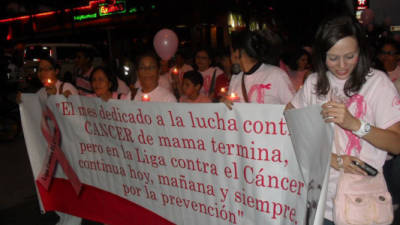 En apoyo a las sobrevivientes de cáncer y en solidaridad a las familias de las que ya murieron se realizan las caminatas.