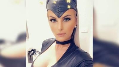 Una modelo australiana que se dio a conocer en redes sociales por sus sensuales fotos en Instagram fue arrestada este jueves tras ser acusada de liderar una banda de adolescentes enmascaradas que cometió una serie de robos en los acaudalados suburbios de Sídney.