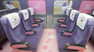 Los vagones del convoy con formas aerodinámicas acogerán a los pasajeros en sillones violetas y rosas. Foto.AFP