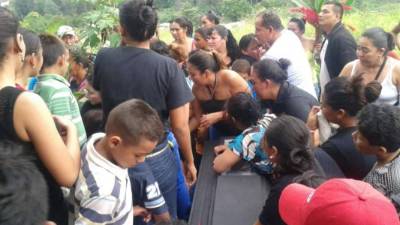 Parientes y amigos de Carlos Palencia lloran esta tarde su partida.