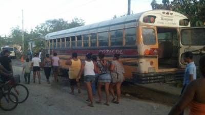 Al interior de este bus asesinaron a un padre y su hijo en Sonaguera, Colón.