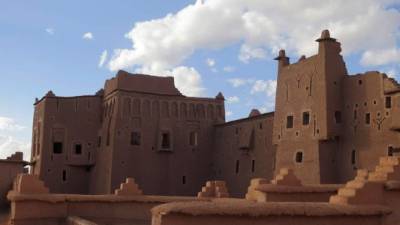 Al sur de toda la cadena del Atlas, en casi todos los valles marroquíes vivían recogidos en fortalezas de piedra (para los edificios importantes) o de adobe (para los humildes), material este último de gran eficiencia térmica pero que se erosionaba rápidamente, sobre todo en años de lluvia. EFE