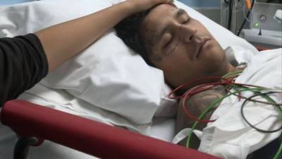 Christian Nodal en la cama de un hospital.