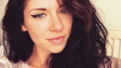 La muerte de una joven británica ha causado conmoción en una comunidad turística suiza luego de que su cuerpo fuera encontrado en el hotel donde se hospedaba junto a su novio, informaron medios locales.